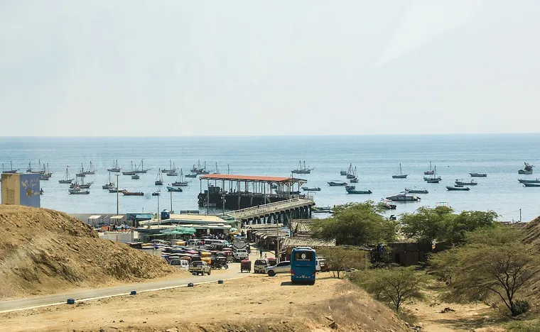 El muelle de El Ñuro y su caleta de pescadores, hogar de las tortugas verdes residentes.